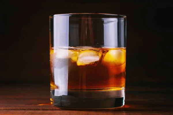 Bardakta buzlu viski ya da diğer alkollü içecekler. — Stok fotoğraf