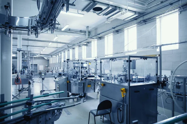 Βιομηχανικό εσωτερικό του εργοστασίου ποτών, με μπλε απόχρωση. Παραγωγή τροφίμων και ποτών — Φωτογραφία Αρχείου