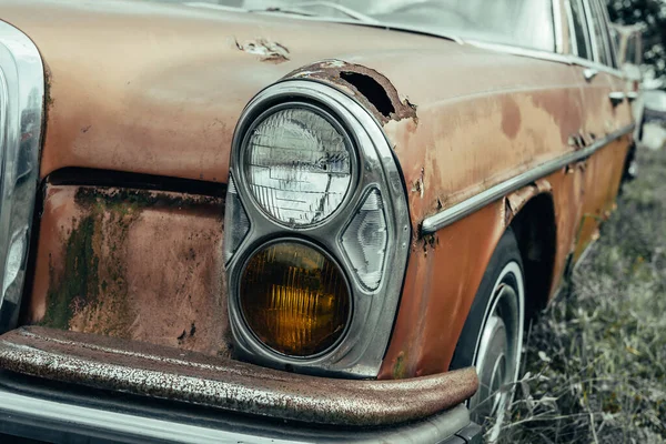 Старый ржавый гранж ретро винтажный автомобиль с очищающей краской близко, заброшенный авто — стоковое фото