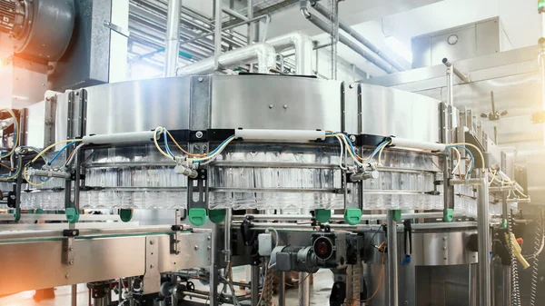 Transportador de máquina industrial con botellas de plástico en fábrica de bebidas, equipo de la industria —  Fotos de Stock