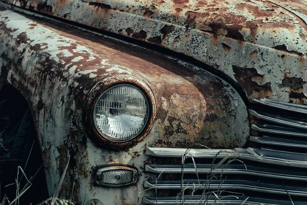 Oude roestige grunge retro vintage auto met schilferende verf close-up, verlaten auto — Stockfoto