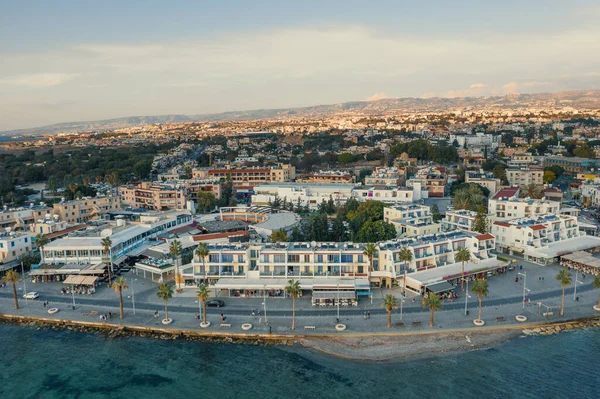 Vista aérea do aterro de Paphos em Chipre. Litoral com hotéis, cafés, restaurantes e área de caminhada, vista de cima — Fotografia de Stock