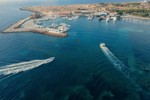 Vista aérea de Paphos em Chipre. Baía com barcos e fortaleza histórica no verão — Fotografia de Stock