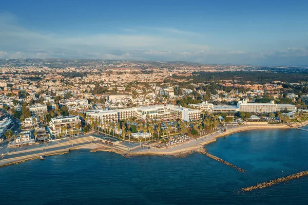 Luftaufnahme des Paphos-Dammes in Zypern. Küste mit Hotels, Cafés, Restaurants und Spazierwegen, Blick von oben — Stockfoto