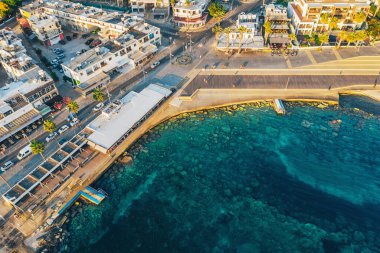 Kıbrıs, Paphos seti, hava manzarası. Meşhur Akdeniz tatil köyü. Yaz Seyahati