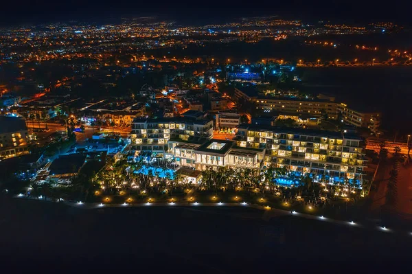 Chipre, aterro de Paphos com iluminação, vista aérea à noite. Famosa cidade mediterrânea resort. Viagem de Verão — Fotografia de Stock