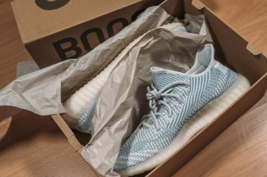 Moskova, Rusya - Haziran 2020: Adidas Yeezy Boost 350 V2 Vloud White - Kanye West ve Adidas İşbirliği, Moda Spor Ayakkabıları