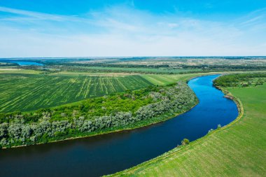 Nehir ve çayır manzaralı güzel yeşil yaz manzarası, hava manzaralı insansız hava aracı.
