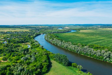 Nehir ve çayır manzaralı güzel yeşil yaz manzarası, hava manzaralı insansız hava aracı.