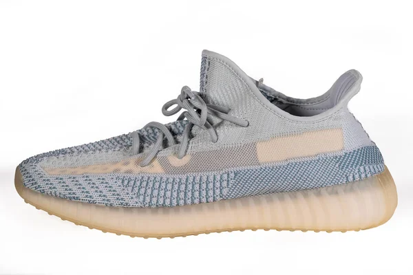 Moskva, Russland - juni 2020: Adidas Yeezy Boost 350 V2 Cloud White - Berømte Limited Collection Fashion Sneakers av Kanye West og Adidas Collaboration, Trendy Sport Shoes – stockfoto