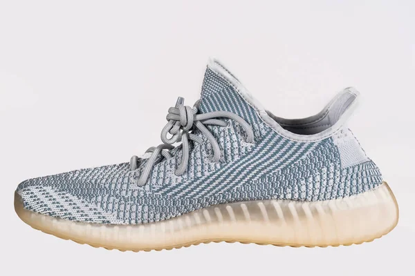Moskou, Rusland - juni 2020: Adidas Yeezy Boost 350 V2 Cloud White - Famous Limited Collection Fashion Sneakers van Kanye West en Adidas Collaboration, Trendy sportschoenen — Stockfoto