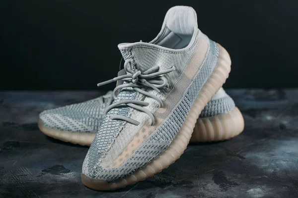 Moscou, Rússia - junho de 2020: Adidas Yeezy Boost 350 V2 Cloud White - Famous Limited Collection Fashion Sneakers by Kanye West and Adidas Collaboration, Trendy Sport Shoes — Fotografia de Stock