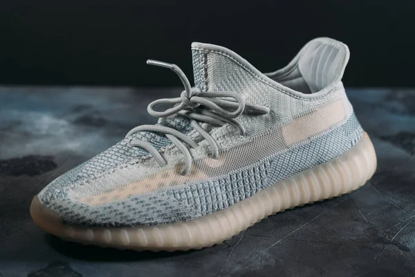 Moscou, Rússia - junho de 2020: Adidas Yeezy Boost 350 V2 Cloud White - Famous Limited Collection Fashion Sneakers by Kanye West and Adidas Collaboration, Trendy Sport Shoes — Fotografia de Stock