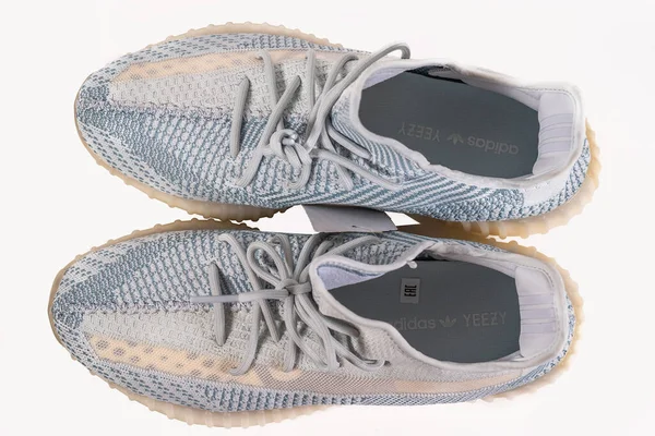 Moskou, Rusland - juni 2020: Adidas Yeezy Boost 350 V2 Cloud White - Famous Limited Collection Fashion Sneakers van Kanye West en Adidas Collaboration, Trendy sportschoenen — Stockfoto