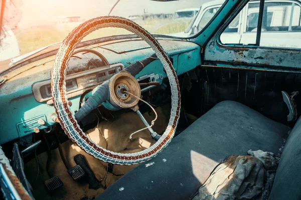 Roda jarak dekat dan panel mobil tua yang ditinggalkan berkarat, kencang — Stok Foto