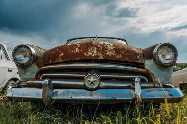 Vieille voiture rouillée abandonnée et oubliée, vue de face — Photo