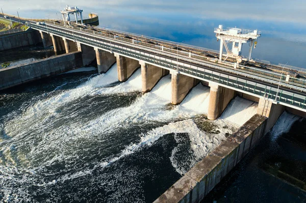 Damm med rinnande vatten genom portarna. Vattenkraftverk, ovanifrån från — Stockfoto