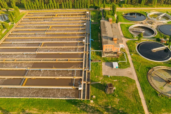 Tank atau kolam untuk sedimentasi dan penyaringan air limbah di pabrik pengolahan air limbah, pandangan atas udara dari drone — Stok Foto