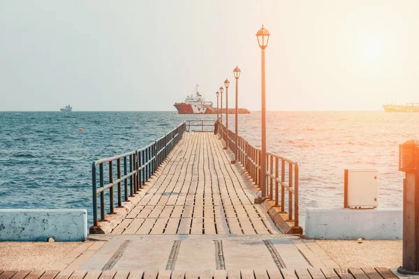 Limassol Promenade mit Holzsteg und Meer, Zypern. Kopierraum für Text — Stockfoto