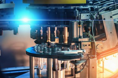 PET preformatlarından plastik şişe üflemek için endüstriyel otomatik makine, kapat