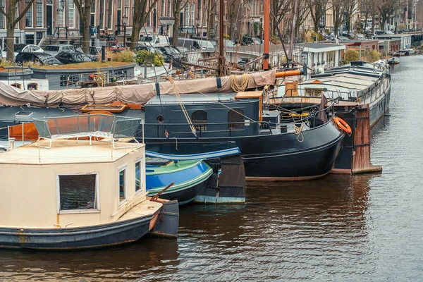 Hollanda 'nın tarihi merkezindeki Amsterdam su kanalında tipik bir yüzen ev — Stok fotoğraf