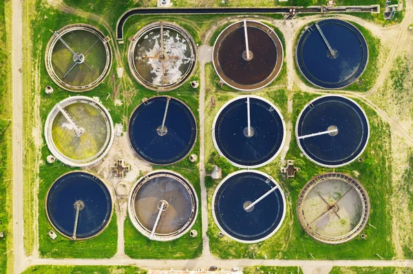Pemandangan udara udara atas udara dari tangki pemurnian pabrik pengolahan air limbah modern — Stok Foto