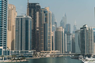 Dubai Marina gökdelenleri su kanalında tekneleri olan, Dubai, Birleşik Arap Emirlikleri