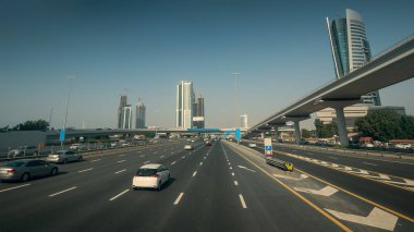 Güneşli bir günde Dubai 'de araba trafiği olan Şeyh Zayed Yolu, Birleşik Arap Emirlikleri