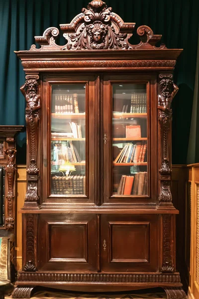 Gamla antika vintage trä bokhylla med böcker — Stockfoto