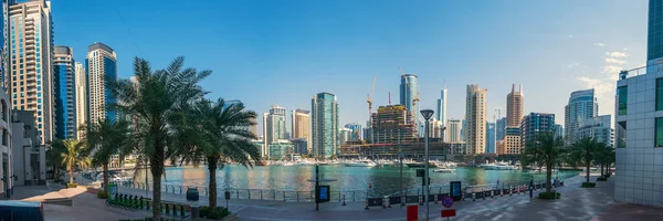 Dubai Marina skyscrapers panorama with boats in water canal, Dubai, United Arab Emirates — Stock Photo, Image