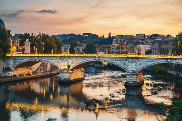 Río Tíber con puente iluminado en Roma noche al atardecer, Italia — Foto de Stock