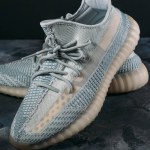 Moscú, Rusia Junio 2020: Adidas Yeezy Boost 350 V2 Famosa