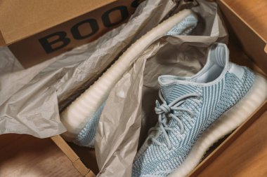 Moskova, Rusya - Haziran 2020: Adidas Yeezy Boost 350 V2 - Meşhur Limited Collection Moda Spor Ayakkabıları Kanye West ve Adidas İşbirliği