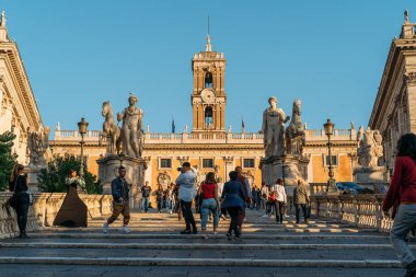 Roma, İtalya - Ekim 2019: Merdivenler Michelangelo tarafından tasarlandı Roma, İtalya 'nın merkezinde Piazza del Campidoglio' ya açılıyor
