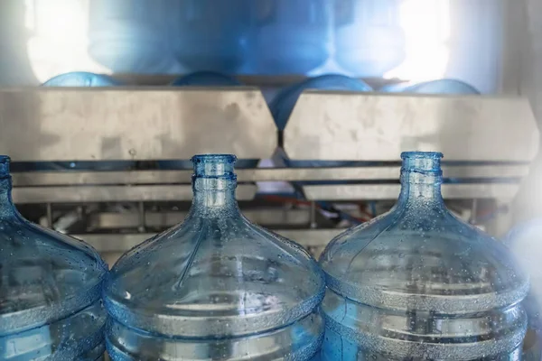 순수 한 식수를 병에 담기 위해 생산 라인에 있는 플라스틱 PET 병 또는 물탱크에 있는 컨베이어 벨트 — 스톡 사진