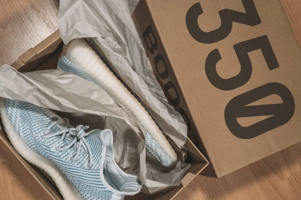 Moskova, Rusya - Haziran 2020: Adidas Yeezy Boost 350 V2 - Meşhur Limited Collection Moda Spor Ayakkabıları Kanye West ve Adidas İşbirliği — Stok fotoğraf