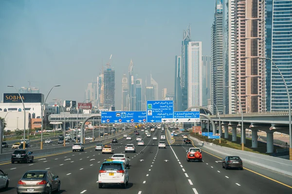 DUBAI, Emirados Árabes Unidos - Fevereiro 2020: Tráfego na estrada Dubai com muitos carros. Estrada Sheikh Zayed - famosa rodovia em Dubai — Fotografia de Stock