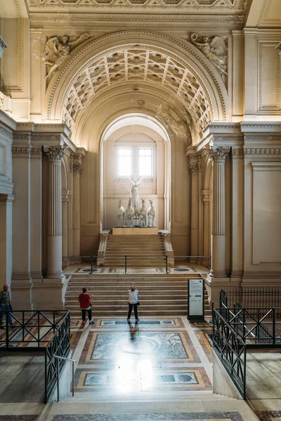 Rom, Italien - oktober 2019: Inomhus i Viktor Emmanuel II:s monument, berömd stor vit byggnad i Rom. — Stockfoto