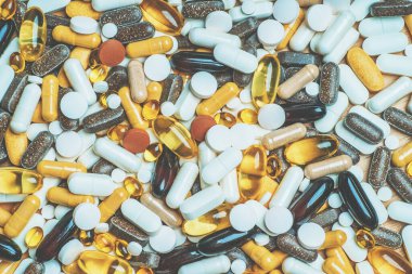 Farklı haplar ve ilaç hapları. Kopyalama alanı olan üst görünüm. Tıp konsepti