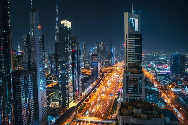 Dubai skyline à noite, arranha-céus urbanos e tráfego de automóveis, vista de cima, Emirados Árabes Unidos — Fotografia de Stock