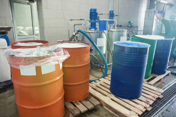 Voedingsmiddelenfabriek met stalen vaten met concentraat in industrieel interieur — Stockfoto