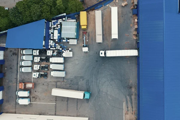 Area gudang distribusi dengan truk kargo dan mobil, pemandangan udara — Stok Foto