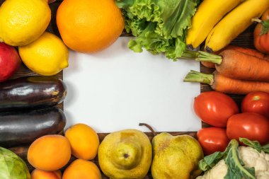 Sağlıklı gıda vejetaryen arka planı, sebzeler ve meyveler ahşap masa manzarası ve beyaz fotokopi alanı.