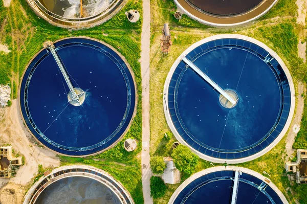 Pembangkit pengolahan air limbah, kolam bulat untuk penyaringan air kotor atau limbah, tampilan atas udara — Stok Foto