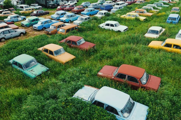 Viejos coches abandonados oxidados retro en hierba verde, vista aérea — Foto de Stock