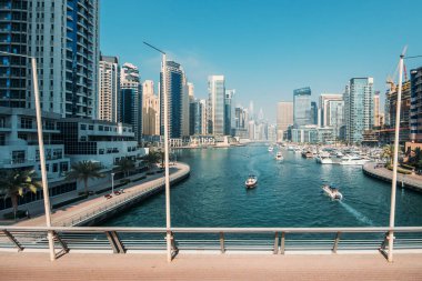Dubai 'deki lüks Dubai Marina Kanalı. Arka planda yüksek binalar var. Birleşik Arap Emirlikleri.