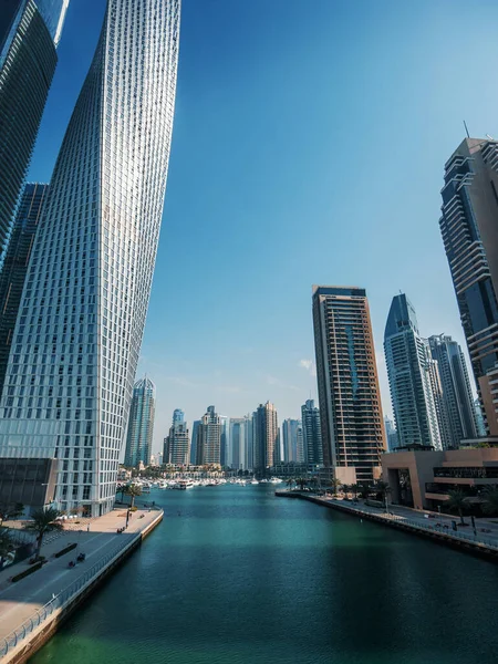 Dubai Marina, canal de água, arranha-céus e edifícios altos, Dubai, Emirados Árabes Unidos — Fotografia de Stock