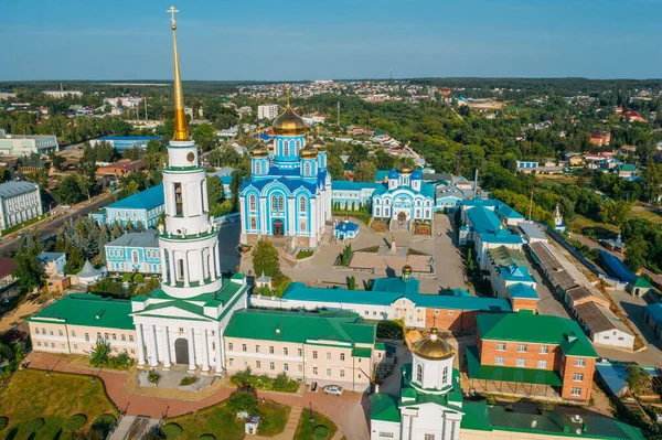 Zadonsk, Ryssland. Vladimir katedralen i Zadonsk Födelsekyrkan av Guds moder kloster, antenn vy — Stockfoto