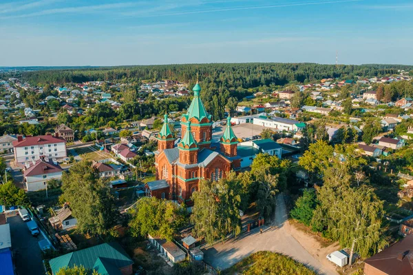 Ryssland, Zadonsk. Cathedral of Holy Trinity i Zadonsk Trinity kloster, antenn utsikt från drönare — Stockfoto