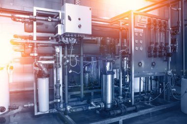 Fabrikada otomatik tedavi ve içme suyu filtresi, mavi renkli endüstriyel arka plan